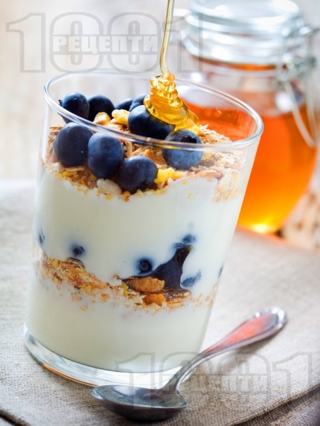 Лесна и полезна закуска с кисело мляко, пресни черни (сини) боровинки, мед и овсени ядки (мюсли) - снимка на рецептата